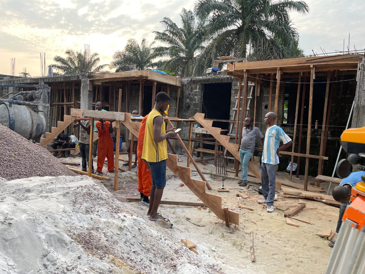 Obreros contruyendo el centro de formación integral y profesional en Kinshasa